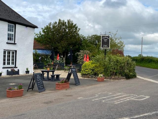 The Thelbridge Cross Inn Crediton Exterior foto